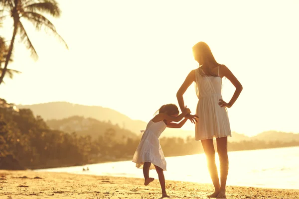 Madre e hija feliz en el amor al atardecer — Foto de Stock