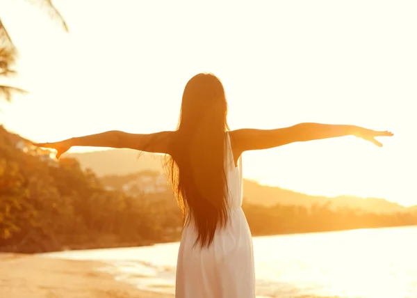 Belle fille marchant sur la plage au coucher du soleil, concept de liberté — Photo