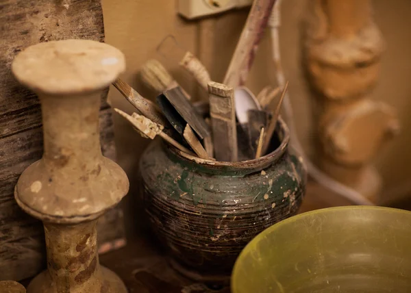 Майстерня, інструменти, кераміка та глина — стокове фото