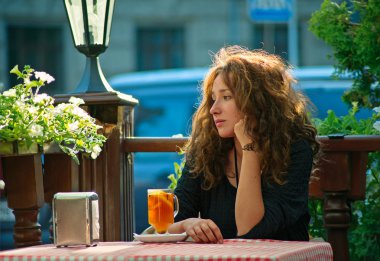 Kadın kafede oturuyor