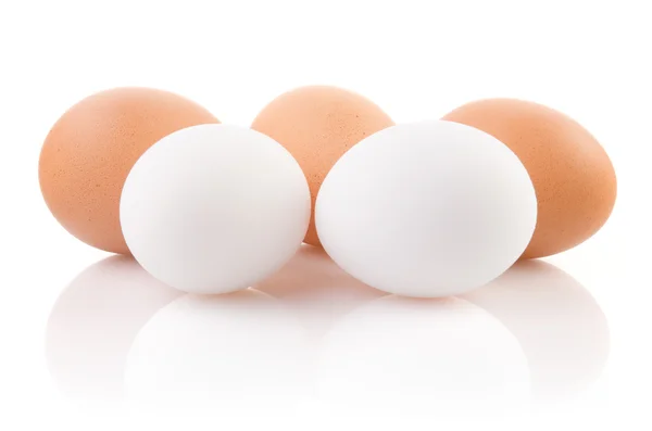 Cinco huevos aislados sobre fondo blanco Imagen De Stock
