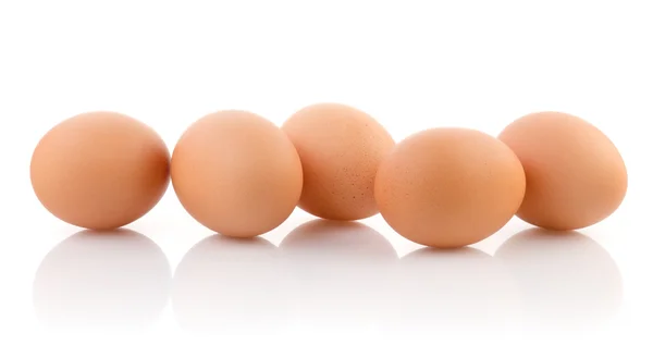 Pięć jaj na białym tle — Zdjęcie stockowe