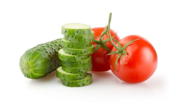 Frische Tomaten und Gurken auf weiß — Stockfoto