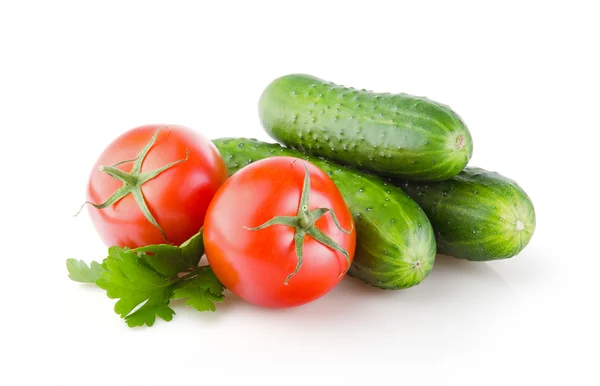 Tomates frescos, pepinos e salsa em branco — Fotografia de Stock