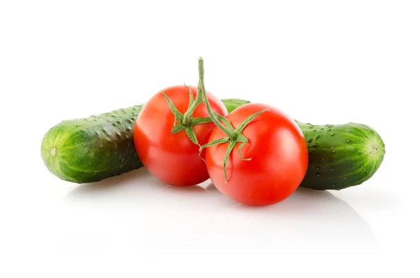 Frische Tomaten und Gurken auf weiß — Stockfoto