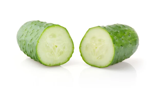 Komkommer op witte achtergrond — Stockfoto