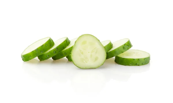 Komkommerschijfjes op witte achtergrond — Stockfoto