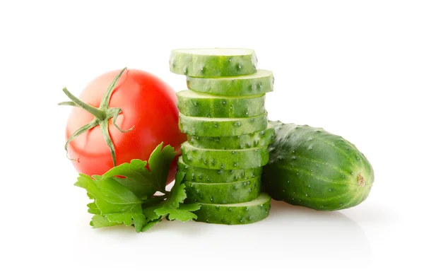 Tomates fraîches, concombres et persil sur blanc — Photo