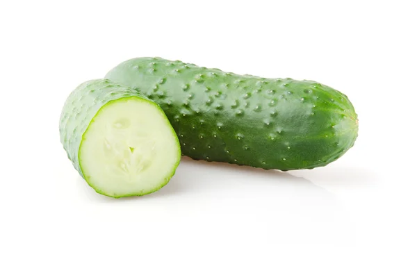 Verse komkommers op wit — Stockfoto