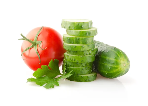 Tomate fraîche, concombre et persil sur blanc — Photo