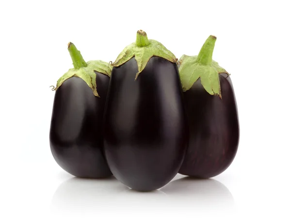 Tre färska aubergine på vit — Stockfoto