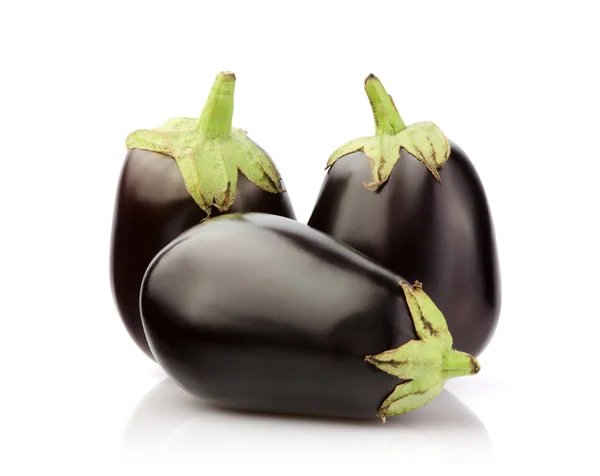 Färska aubergine på vit — Stockfoto