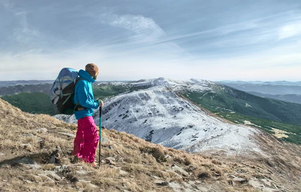 Homme randonnée en montagne Photo De Stock