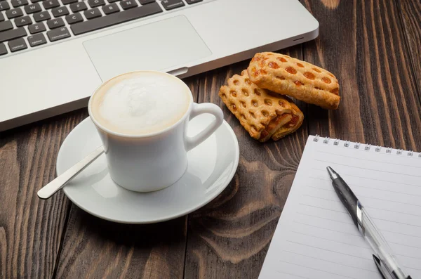 Café, o computador e o bloco de notas — Fotografia de Stock