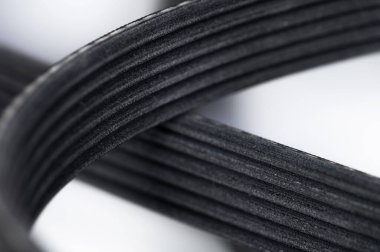 Otomobil poli-V-kuşağı elektrik jeneratörü için yeni kemer. Arkaplan için makro yakın plan boş