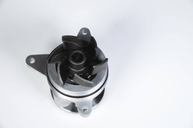 Araba motoru soğutucu su pompası gri arka planda yeni. Yedek parçalar