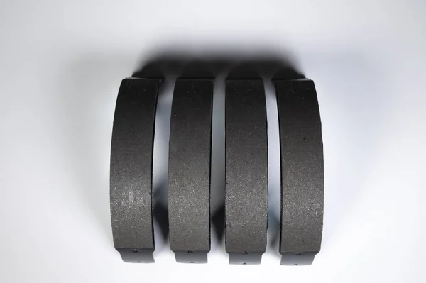 Nouvel ensemble de quatre plaquettes de frein pour freins à tambour sur fond gris — Photo