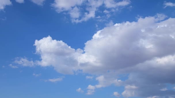 하늘색 솜털 구름이 낮 동안푸른 하늘을 배경으로 모양을 바꿉니다. 날씨의 변화 — 비디오