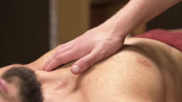 Sportmassage av bröstmusklerna och sol plexus för en manlig idrottsman. Professionell sjukgymnastik — Stockvideo