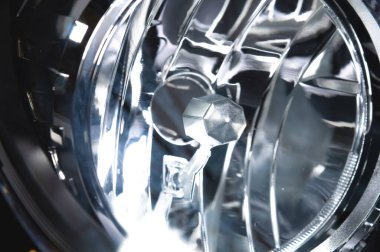 Yeni araba farının yansıtıcısının makro yakın çekim elementi. Yumuşak odaklı araba arkaplanı