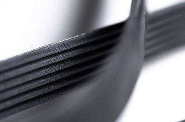 Otomobil poli-V-kuşağı elektrik jeneratörü için yeni kemer. Arkaplan için makro yakın plan boş