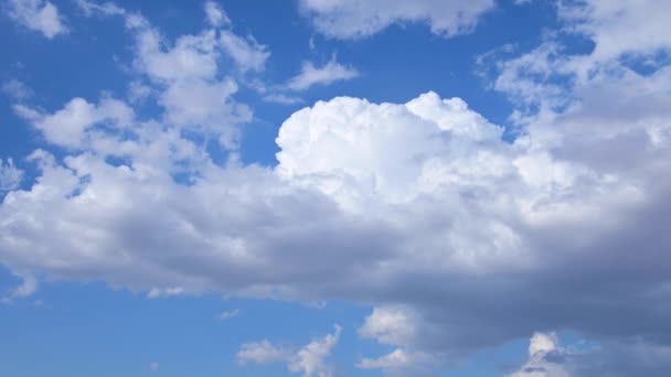 하늘색 솜털 구름이 낮 동안푸른 하늘을 배경으로 모양을 바꿉니다. 날씨의 변화 — 비디오