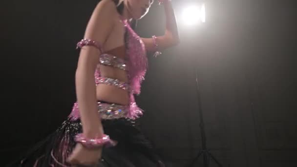 Atraktivní dospívající dívka tanec sólo taneční sál sport tanec latino v tmavé studio místnosti plné kouře. Profesionální taneční sport — Stock video