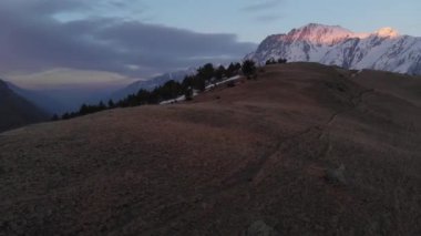 Akşam uçuşları, karlı dağların havadan görünüşü ve bulutların hareketi. Hava değişimi ve kasırga oluşumu. Alçak tuş
