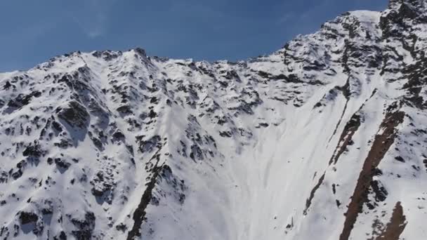 Légi kilátás hófödte meredek lejtők. Keskeny kupon extrém freeride és backcountry síelés magas a hegyekben — Stock videók