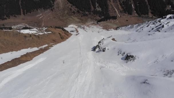 雪の空中ビュー-急な斜面をカバー。山の中で極端な自由とバックカントリースキーのための狭いクワイア — ストック動画