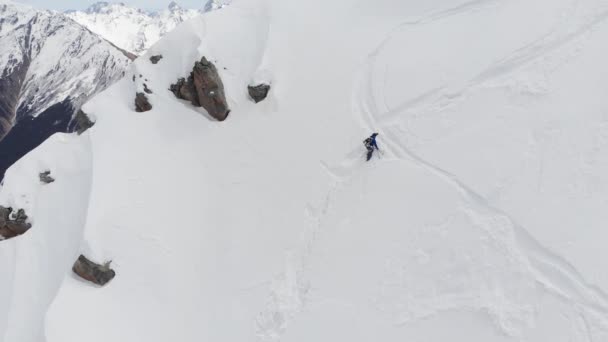4K személy teljes téli hegymászó felszerelés ereszkedő havas lejtőn a túrázó póznák a kezében. Környezetvédelmi koncepció — Stock videók