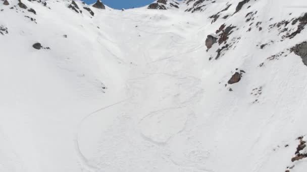 雪の空中ビュー-急な斜面をカバー。山の中で極端な自由とバックカントリースキーのための狭いクワイア — ストック動画