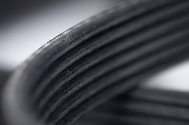 Otomobil poli-V-kuşağı elektrik jeneratörü için yeni kemer. Arkaplan için makro yakın plan boş