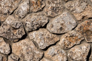 Düz olmayan dekoratif bir kaldırım taşı yığını. Ortaçağ dekoratif ekleme