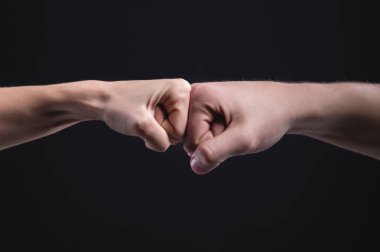 Yumruk ya da güç kullanmak saygı ya da onaylama göstergesidir. Yumruk tokuşturarak selamlama.