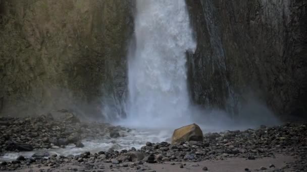 Zpomalte obrovský vodopád mezi skalami vysoko v horách. Globální oteplování a regulace množství vody na zemi — Stock video