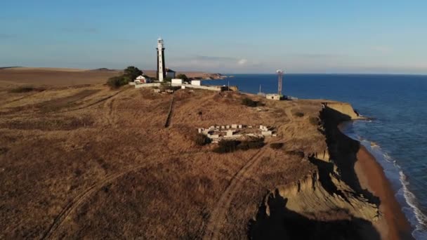 Vue aérienne du phare maritime côtier se dresse sur le bord de mer ou l'océan. Bâtiments historiques à usage spécial — Video