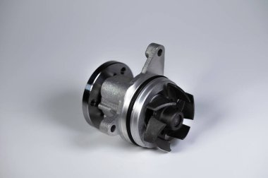 Araba motoru soğutucu su pompası gri arka planda yeni. Yedek parçalar