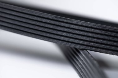 Otomobil poli-V-kuşağı elektrik jeneratörü için yeni kemer. Arkaplan için makro yakın plan boş