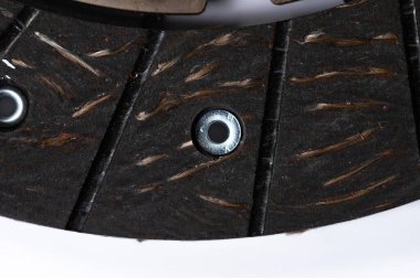 Yeni debriyaj diskine yakın çekim. Şasi ve şanzıman onarımları için arka plan hazırlığı