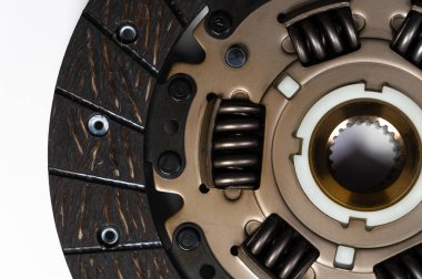 Yeni debriyaj diskine yakın çekim. Şasi ve şanzıman onarımları için arka plan hazırlığı