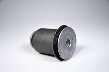 Sessiz sönüm ünitesi. Off-road aracı ön süspansiyon çalılığı