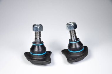 Gri arka planda iki top ortak araba süspansiyonu. Yeni yedek parçalar axel araba elementleri