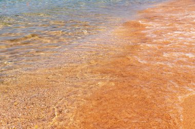 Sakin bir sabah kumsalı Küçük kayalar ve dalgalarla