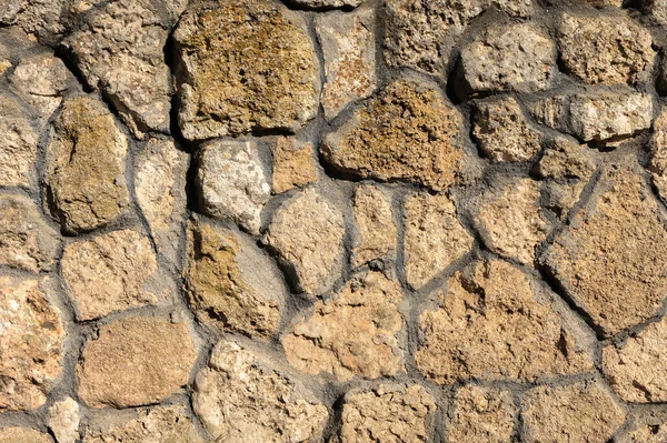 Uma parede irregular de pedras de paralelepípedos decorativas empilhadas. Fundo medieval inserção decorativa — Fotografia de Stock