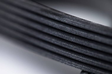 Otomobil poli-V-kuşağı elektrik jeneratörü için yeni kemer. Arkaplan için makro yakın plan boş