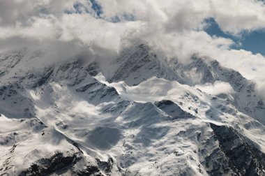 Akşamları karla kaplı buzlu yamaçlar alçak bulutlarla kaplı.