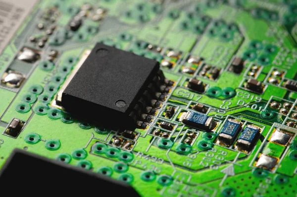 Електронна схема крупним планом мікрочіп на зеленій мікросхемі з елементами транзисторів і обв'язки — стокове фото
