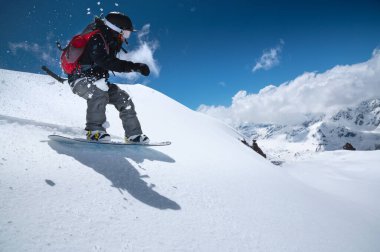 Kadın snowboardcu İtalyan Alplerinde karlı off-road 'larda gezerken eğleniyor. Profesyonel sporcu kadın serbest kayak yapıyor.