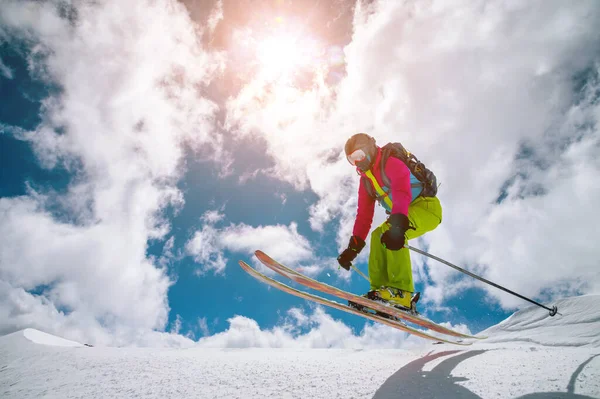 Özgür kadın bulutların ve kış güneşinin arka planında kardan atladıktan sonra uçuyor. — Stok fotoğraf
